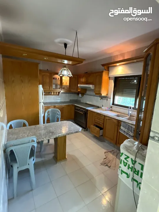 شقة للبيع في المهندسين 350 متر مربع طابق 3 مع روف كبير مميزة جداً من المالك