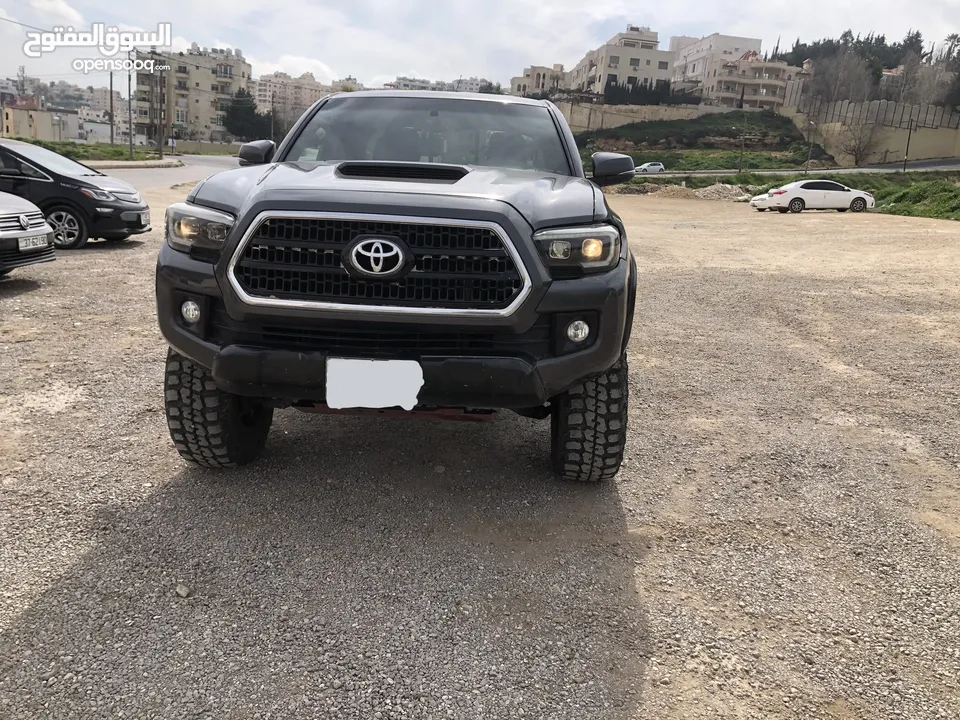 تويوتا تاكوما 2017  كابينة و نص مميز غيار عادي 4x4   بحالة ممتازة من المالك.