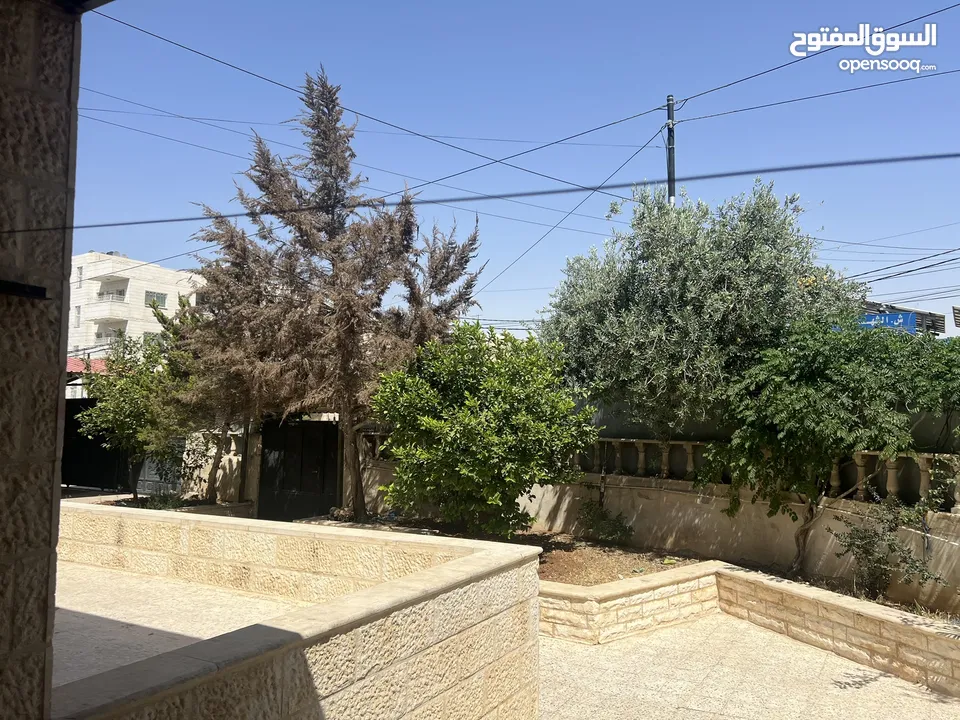 منزل مميز للبيع((مرخص تجاري))الزرقاء حي الجندي ارض550م البناء 200م عداد كهرباء2 عداد مياه2