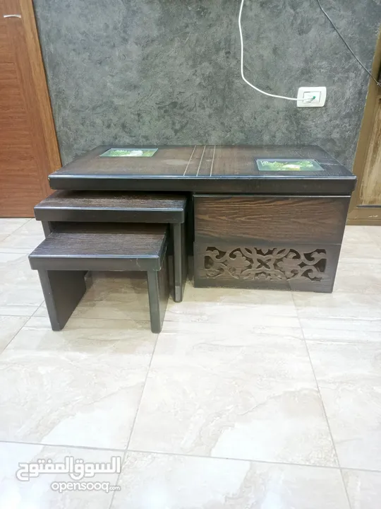 طاولة وسطية مع اربع مساعدات خشب