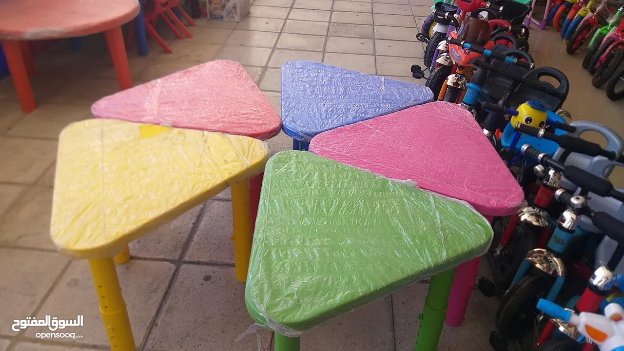 طاولات بلاستك قوي ألوان  مختلفه