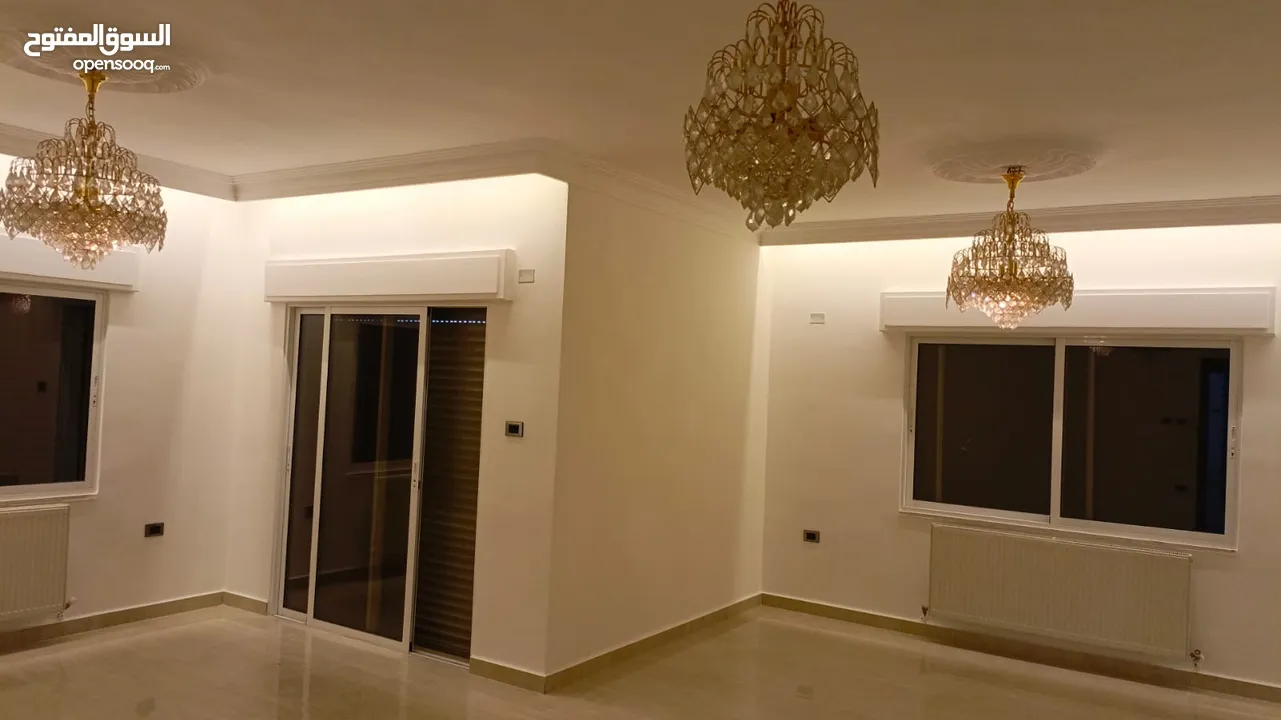 شقه فارغه فاخره ومميزه جدا  سوبر ديلوكس للايجار لم تسكن بعد التجديد نهائيا 200متر