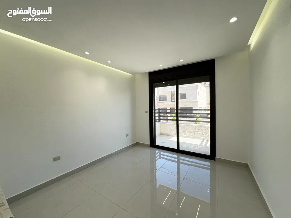 شقة للبيع مميزة جدآ في البنيات طريق المطار جامعة البترا ثالث مع الروف من المالك مباشرة