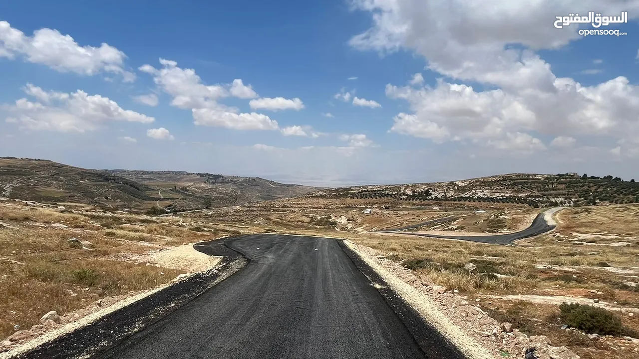 ارض تقع على 3 شوارع مساحه  (1100) دونم و100م للبيع من المالك _ شارع مادبا الغربي - مقابل بلدية حسبان