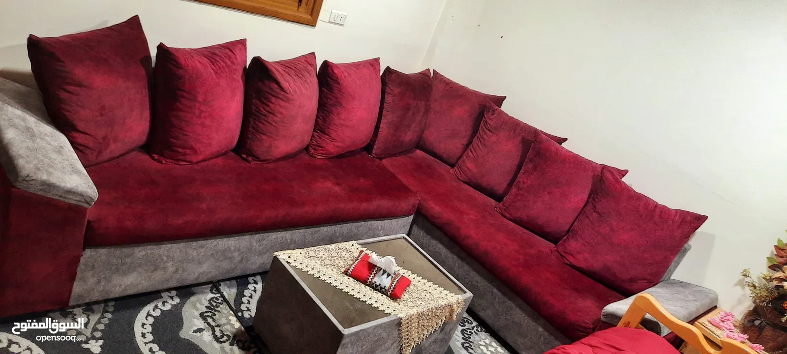 للبيع بداعي السفر طقم كورنر مستعمل بحالة الجديد  خشب تنجيد فخم خمري وسلفر مع  طاولة وسط تصميم راقي