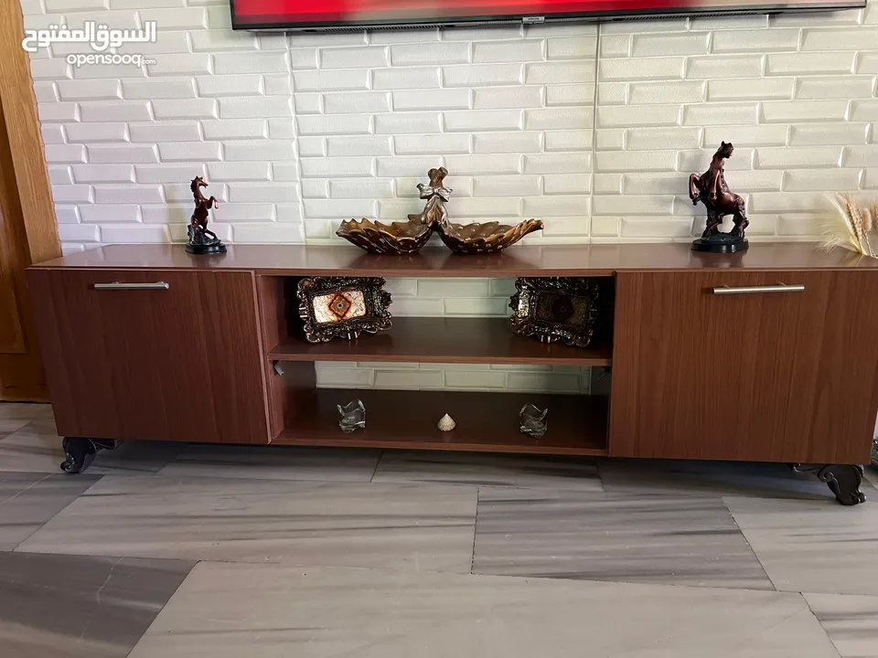 طاولة شاشة مع ديكور للحائط