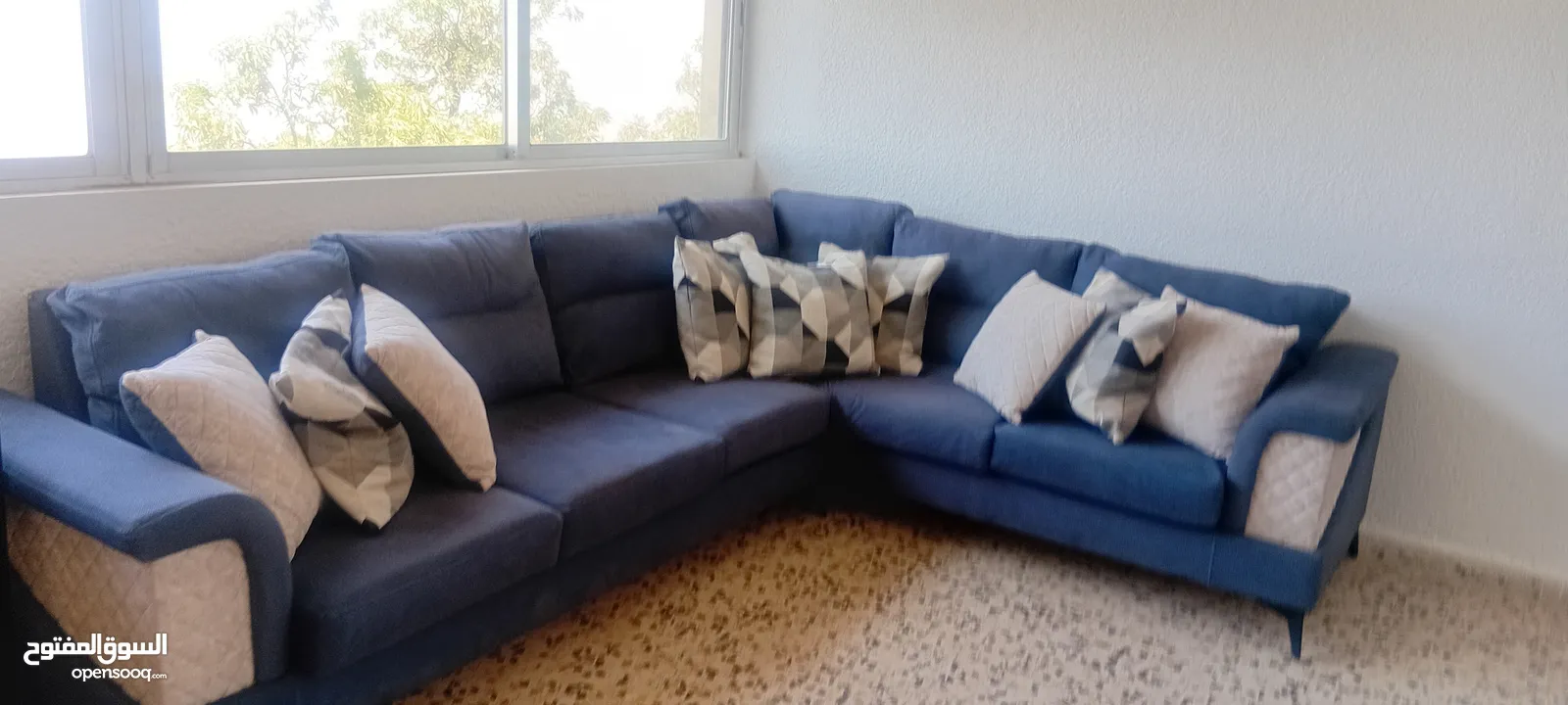 Are you looking for that particular contemporary living room set? Then look no further.
