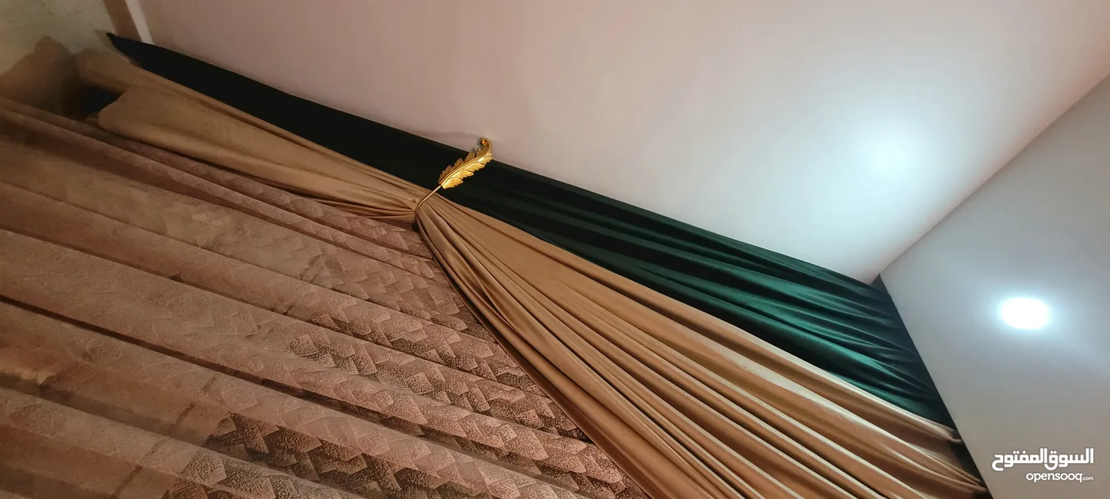 طقم كنب وستارة للبيع بداعي السفر استعمال خفيف شبه الجديد الستاره تفصيل