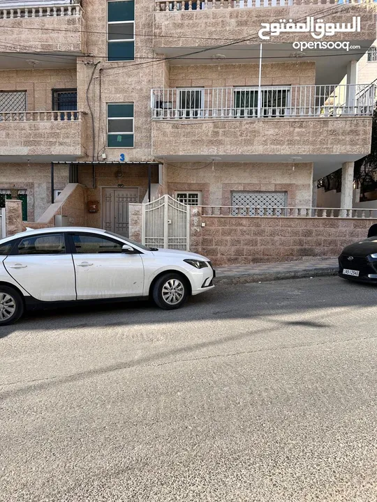 شقة طابق أرضي مع ترس