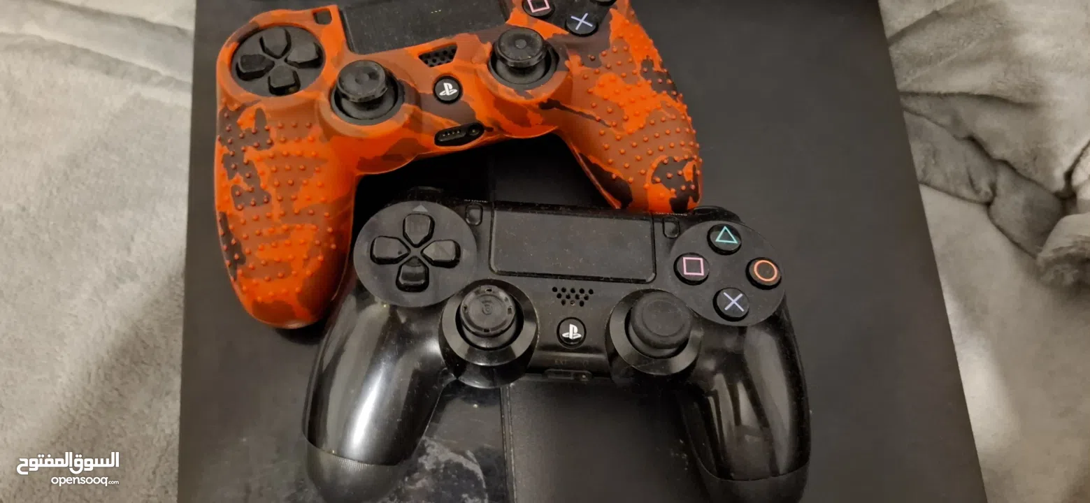 بلايستيشن 4 اول اصدار مع ايدين وحده خربانه ووحده لا الحمرا خربانة و السودا لا البلايستيشن بدها تنضيف