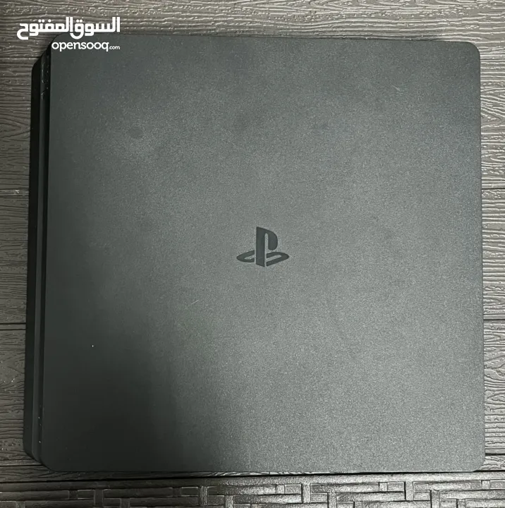 بلايستيشن sony 4 slim مع ايدتين و 3 كفرات و 3 ألعاب و جميع الملحقات الأصلية استعمال خفيف