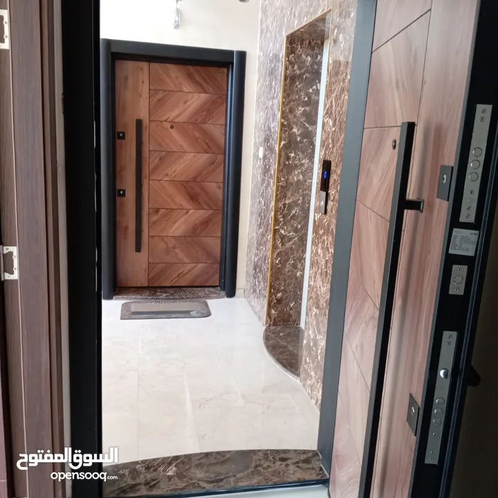 طريق المطار لم تسكن سوبر ديلوكس شقه فارغه للايجار + 240 متر 5 غرف نوم ـ 2 ماستر