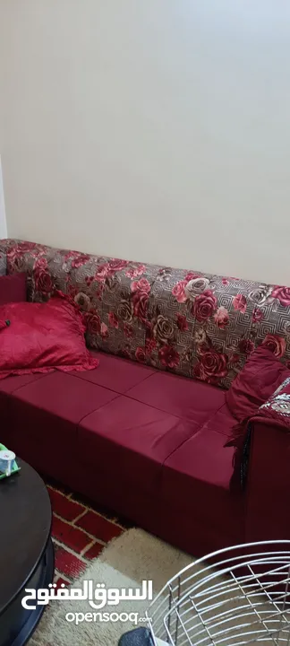 كنب كورنر صالون مخمل خمري وسجاده وطرابزتين وطاولة ويط وطاولة شاشه