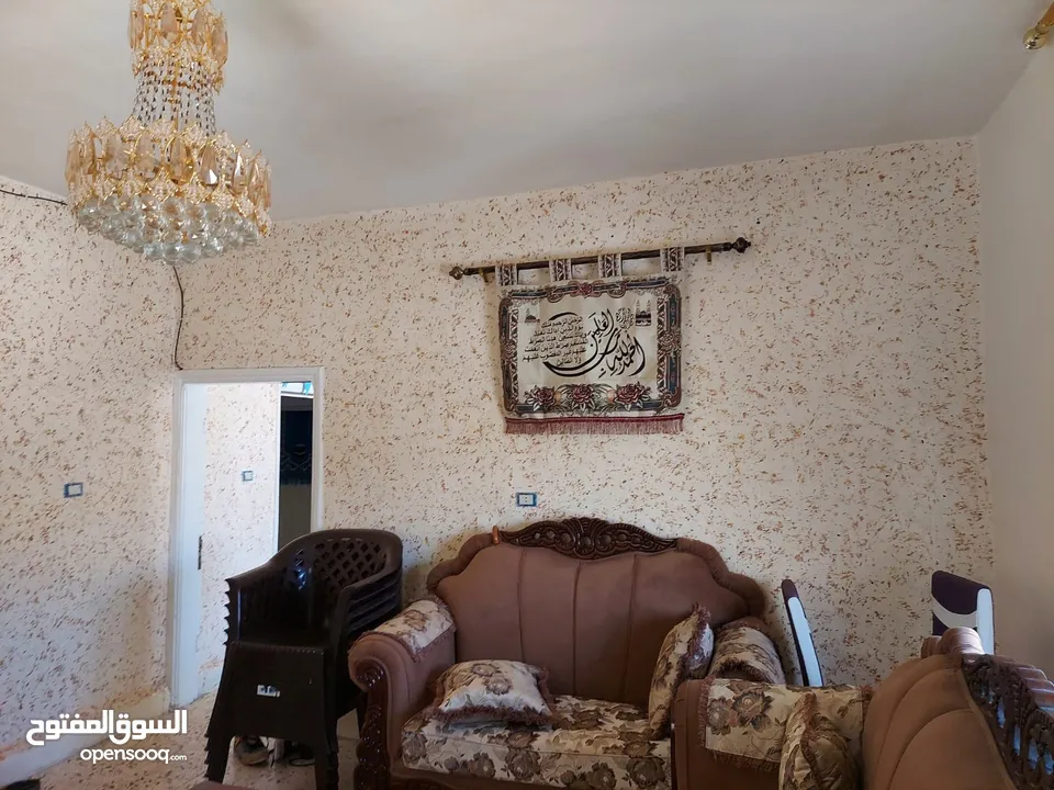 بيت مستقل للايجار 130 متر خمس غرف ومطبخ وحمام لديه برنده كبيره حوله شجر مثمر والمنطقه هادئة 140دينار