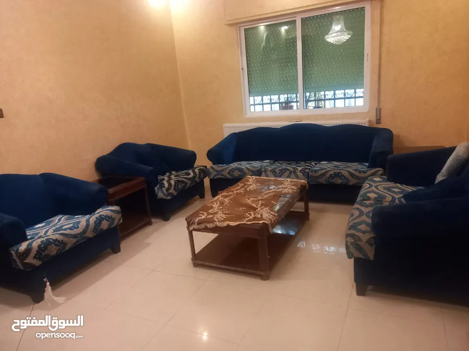 كنب  كحلي اللون مستعمل 4كنب مع طاولات للبيع  موقع طبربور خلف عريفه مول
