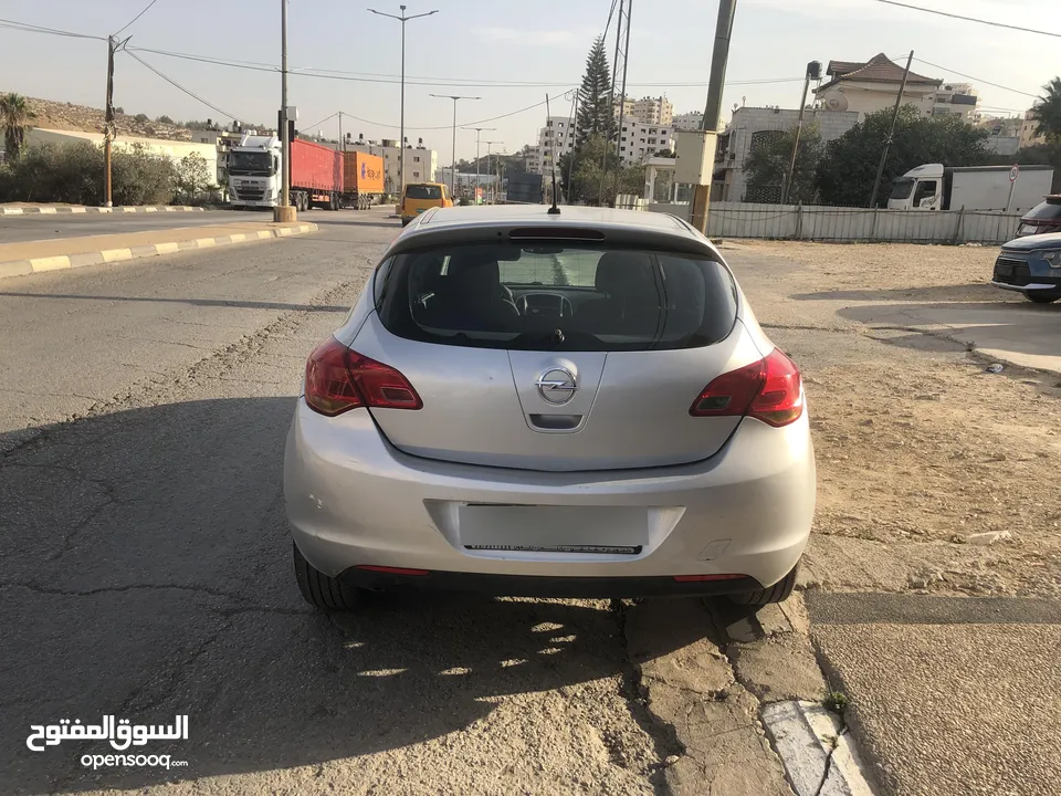 اوبل استرا 2011