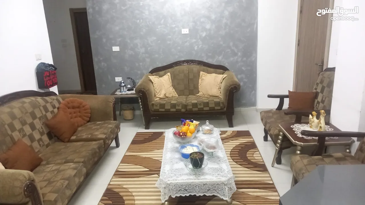 طقم كنب بحاله جيده للبيع بسعر مميز  تم تنزيل السعر الى 60 بدلا من 90 للبيع المستعجل