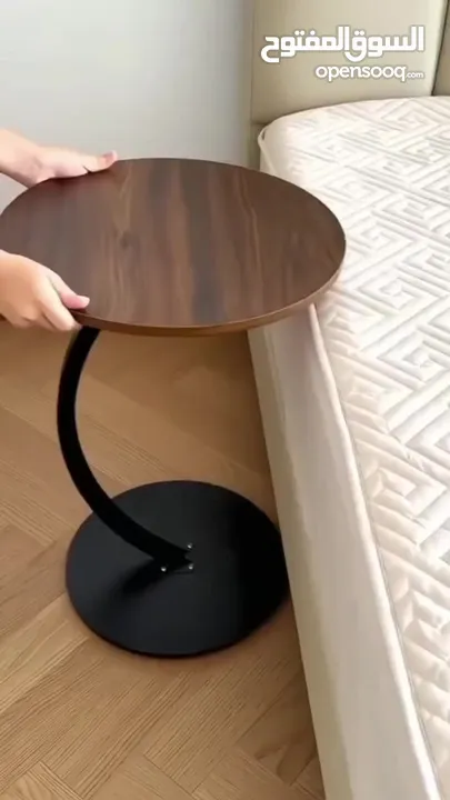 طاولة جانبية مستديرة شكل C – تصميم عصري أنيق، خشب MDF وهيكل حديد متين، تتحمل 20 كغم مثالية وانيقة