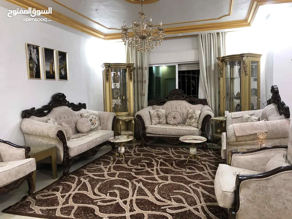 طقم كنب ملوكي 9 مقاعد فخم ومرتب وتقيل بحاله ممتازه