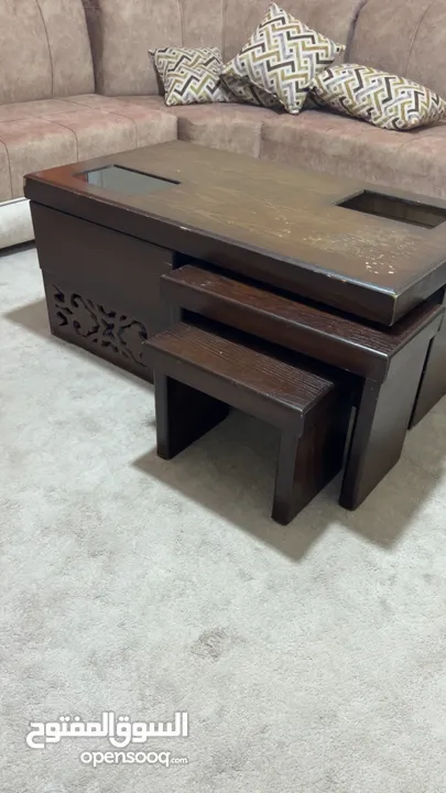 طاولة وسط مع طاولات سيرفيس