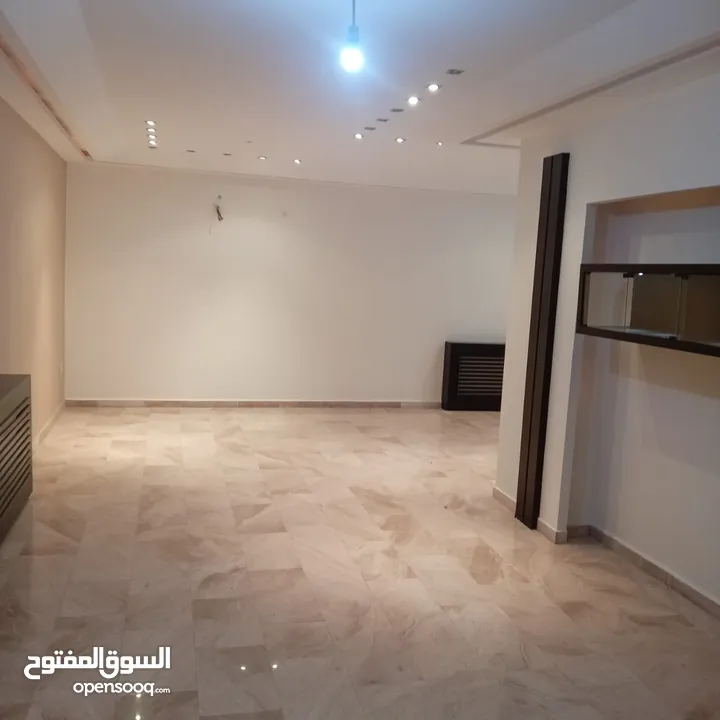خلدا ـ شقه ارضيه فارغه للايجار ـ 200 متر داخلي  200 متر خارجي + حديقه مشجره - كراج خاص