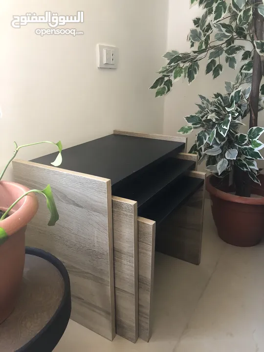 طاولة خشب تفصيل ثقيل مع 3 طاولات سيرفيس مستعمل بحال الجديد