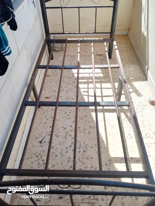 تخت مفرد حديد مع فرشه