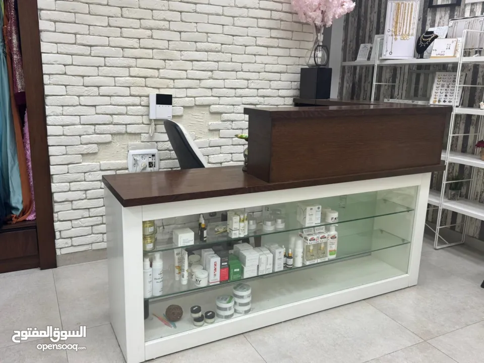 مكتب رسبشن مع خزانة دفات مرايا جانبية بحالة ممتازة