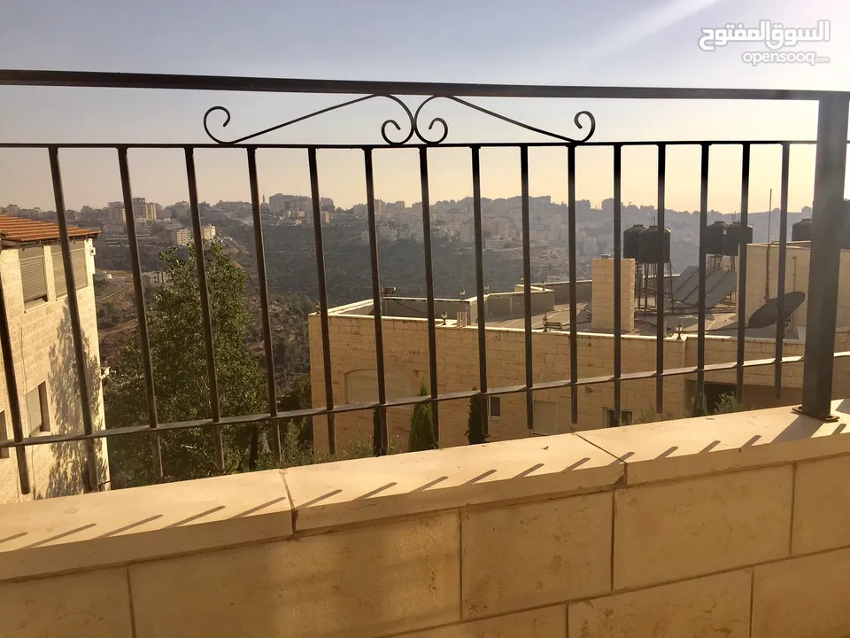 خلف الجاسمن مباشرة