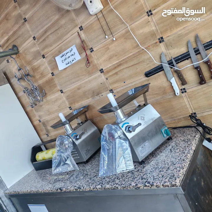ملحمه مع مطعم في ارقا أماكن سوف منطقه سياحيه بالقرب من مستشفى هيا العسكري المكان مقططض بالمقتربين