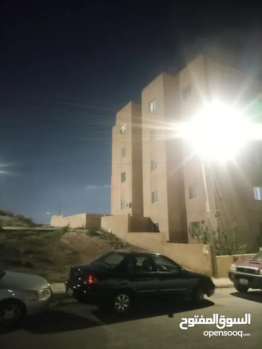 شقة في إسكان المعلمين أبو علندا مساحة 135 م2 . مكونة من 3 غرف و صالة كبيرة حرف L و حمامين و مطبخ