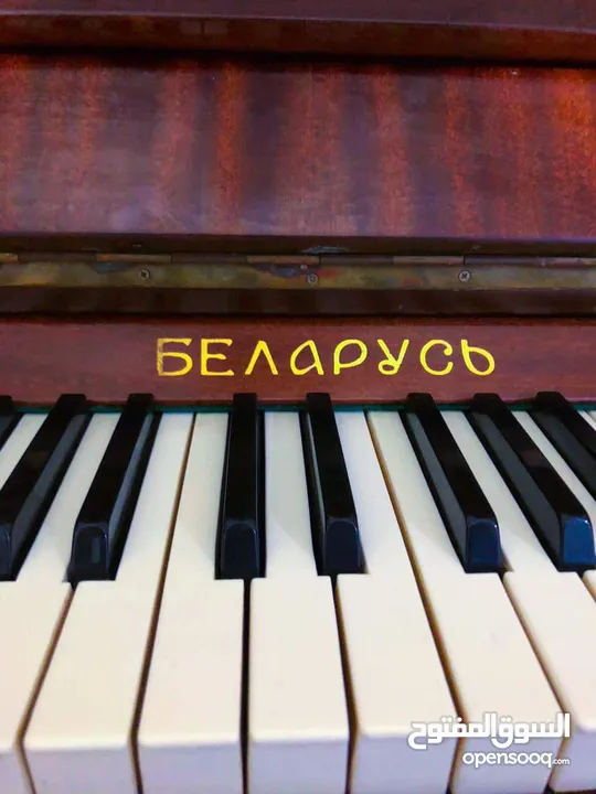 بيانو كلاسيكي فاخر من ماركة “Belarus” صوت أصيل، تصميم أنيق، ولمسة فنية راقية!