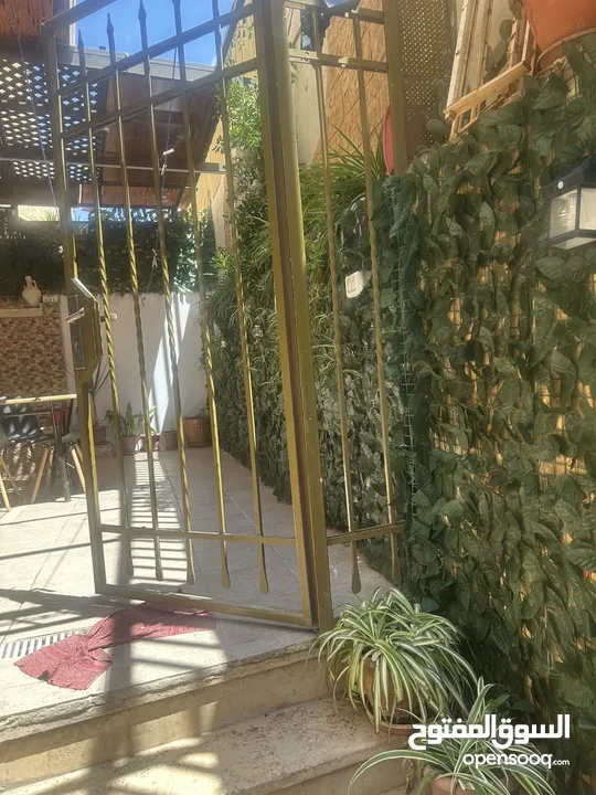 شقه فاخره للبيع  من المالك مباشره  سعر قابل للتفاوض بشيء بسيط مميزه جدا جدا  مع غرفه خارجيه و حديقه