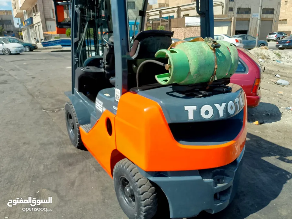 رافعة شوكية نوع تيوتا حمولة 2طن ونص للبيع