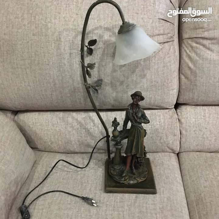 تمثال برونزي مع شمعدان فضة