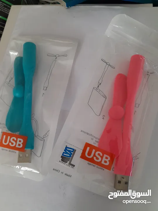 مروحة USB صغيرة وخفيفة، تشتغل على أي باور بنك أو شاحن.
