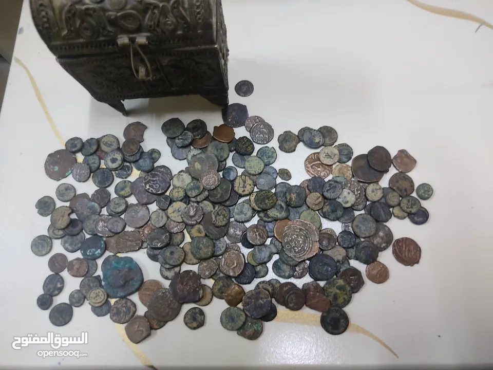 240 عملة قديمة مع صندوق قديم