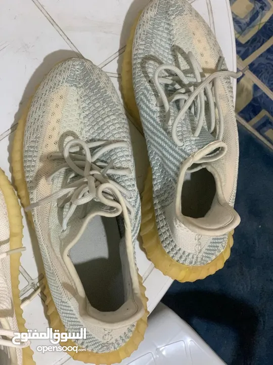 shoes Adidas Yeezy original 43وثلث الابيض اصلي والرمادي قياس 44 كوبي  بحاله ممتازه كانه جديد .