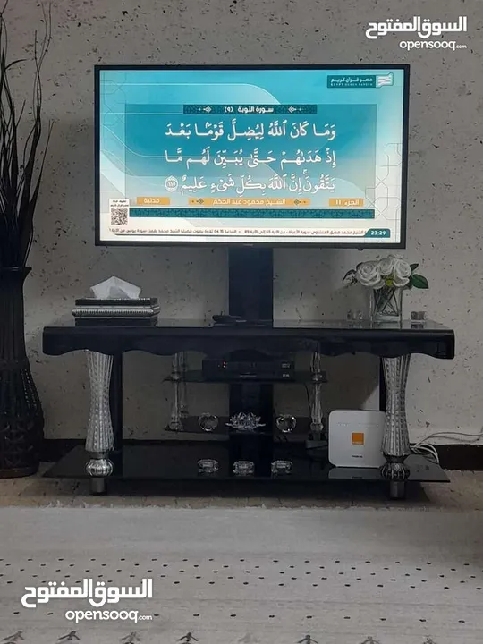 طاوله تلفزيون ممتازه ونظيفه