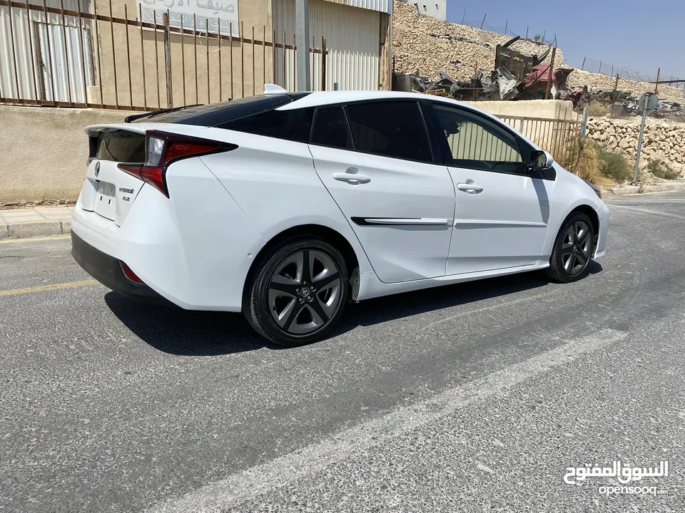 تويوتا بريوس 2022  بطاريه ليثيوم ماشيه 10 الاف 4 جيد حره جمرك جديد باسم المشتري