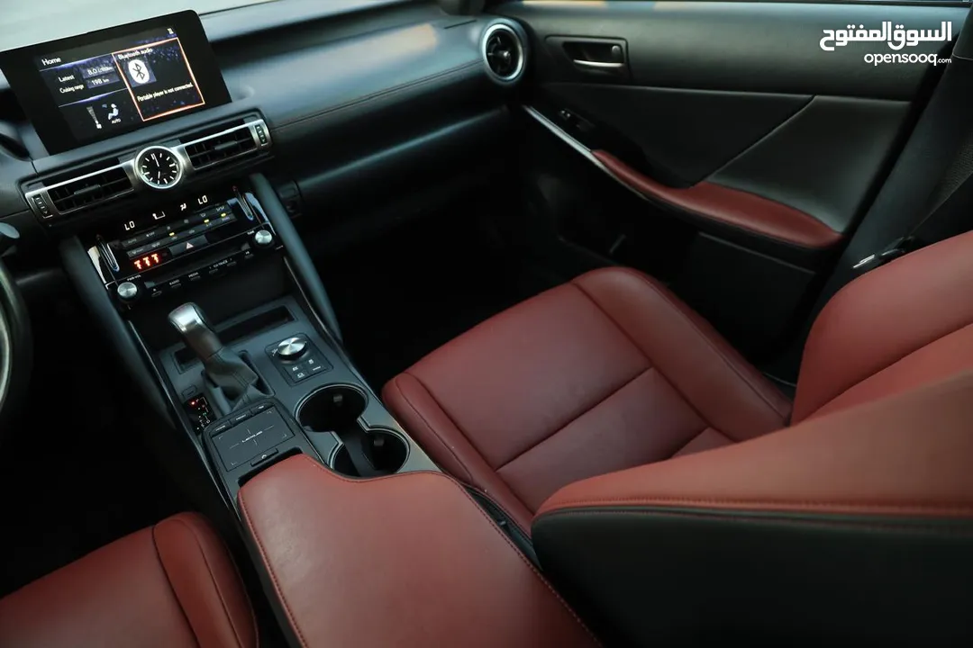Lexus is 300 h  All Wheel Drive موديل   2022 قاطعه مسافه 15 الف وارد المركزية