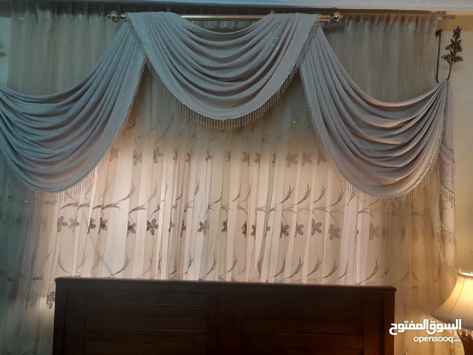 طقم سفرة / طقم كنب ضيوف/ كيزر ماء( سخان ) / مكيف 2 طن/ مفرش تخت وبرداية طقم/ قلاية كهربائية / طاولات