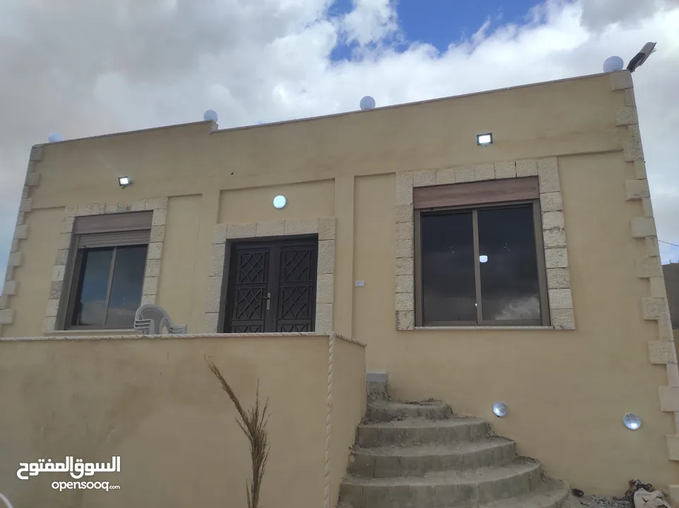 بيت مسطح 120 متر نطام امريكي تأسيس شاليه مع ترس جانبي مطل مساحه 40 متر مع حديقه وبئر ماء 12 وغيرها