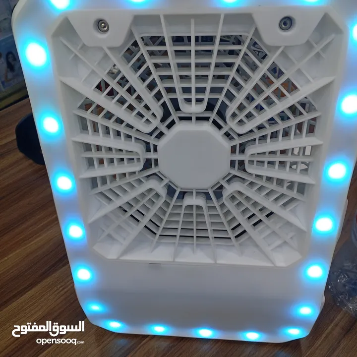 مروحه صحراويه  مضيئه محموله بواسطة يد مزوده بخزان ماء و ثلج و عين بخاج تعمل بالشحن الكهربائي الفوري