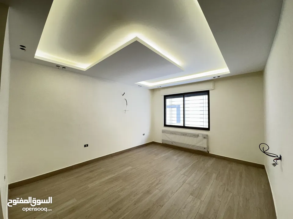 شقة شبه ارضي مساحة 200م وحديقة 250م مميزة للبيع بخلدا بسعر مميز تشطيبات مميزة (مشروع 111)