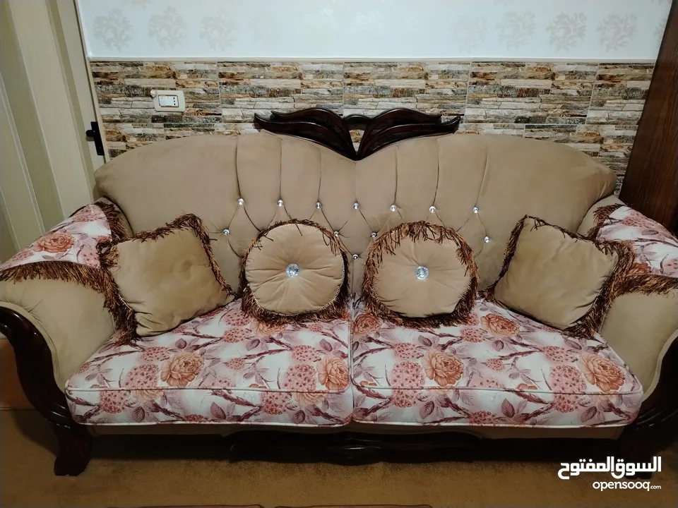 طقم كنبايات للبيع منظره فخم وحلو ونظيف بحال الوكاله ومريح بالجلوس مع طربيزات النص