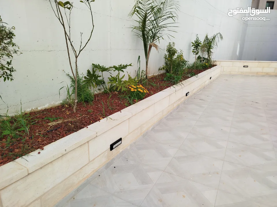 شقه مع حديقه للبيع