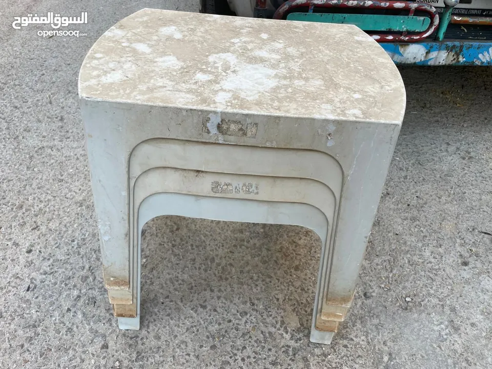 اربع طاولات بنية بلاستيك 2 بحالة ممتازة و2 يوجد كسر بسيط 11 كرس بني 4 كرسي سكني مع 4 طرابيزات  بحالة