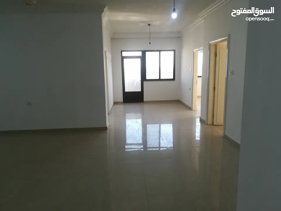 شقة  طابق ثالث للبيع في ضاحية الأمير حسن مساحة الشقة 136 متر مربع 3 غرف 2 حمام مطبخ صالون حرف L
