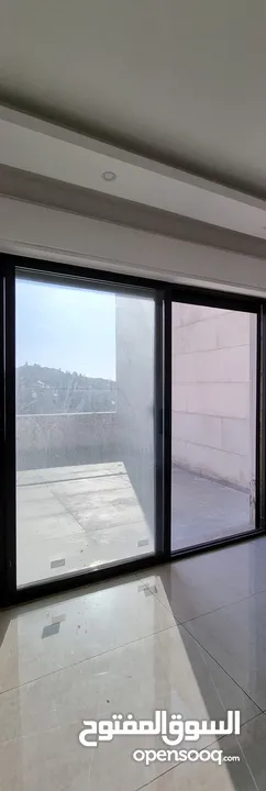 شقة طابق ثالث مع رووف للبيع في منطقة ام السماق/ REF:018